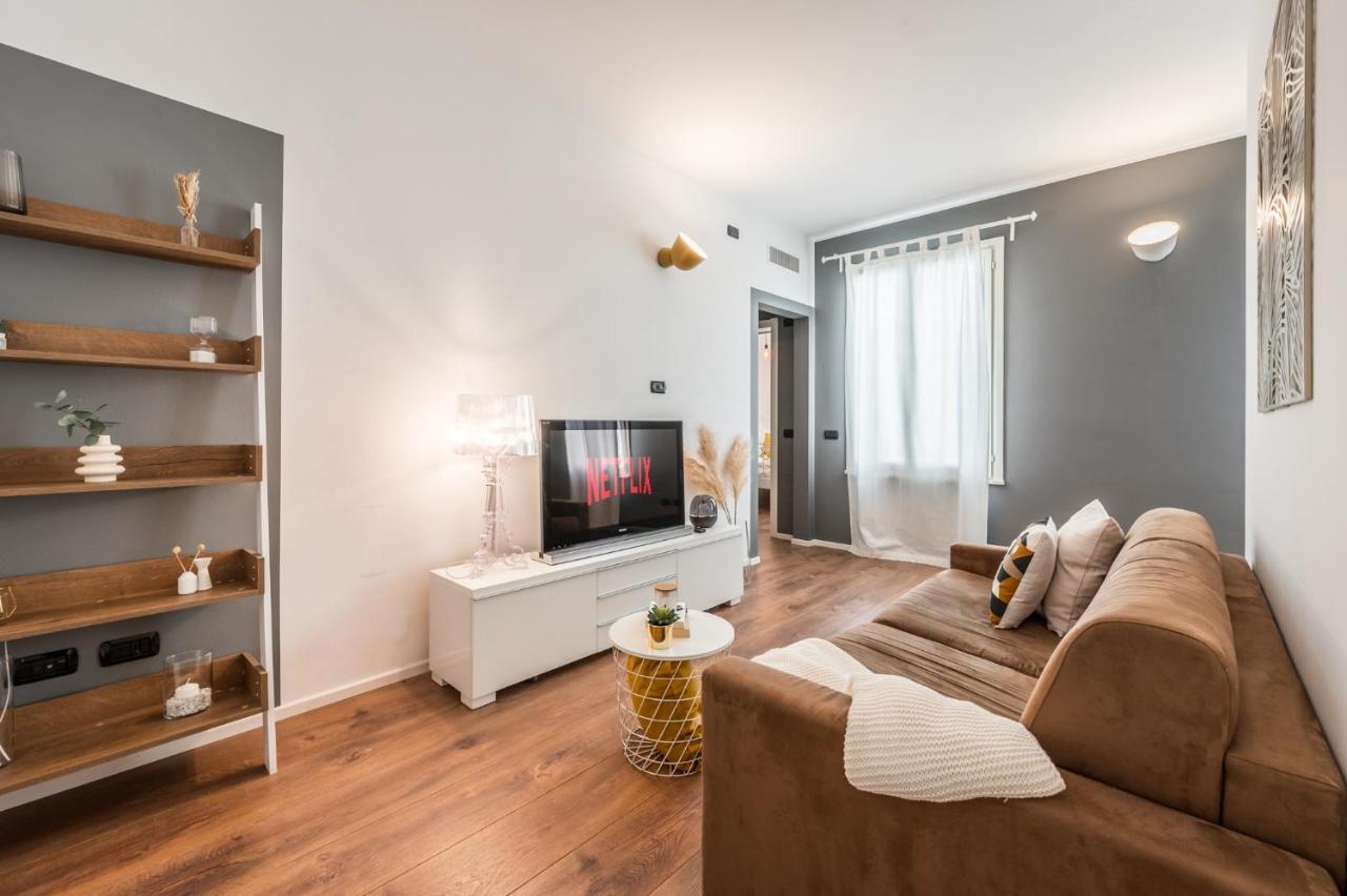 Residenza Bella Vita, Eleganza In Centro Apartment Modena Bagian luar foto