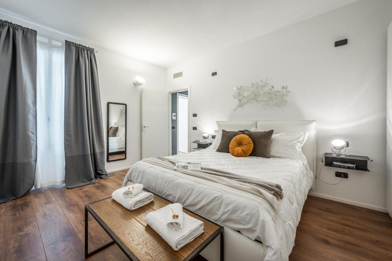 Residenza Bella Vita, Eleganza In Centro Apartment Modena Bagian luar foto